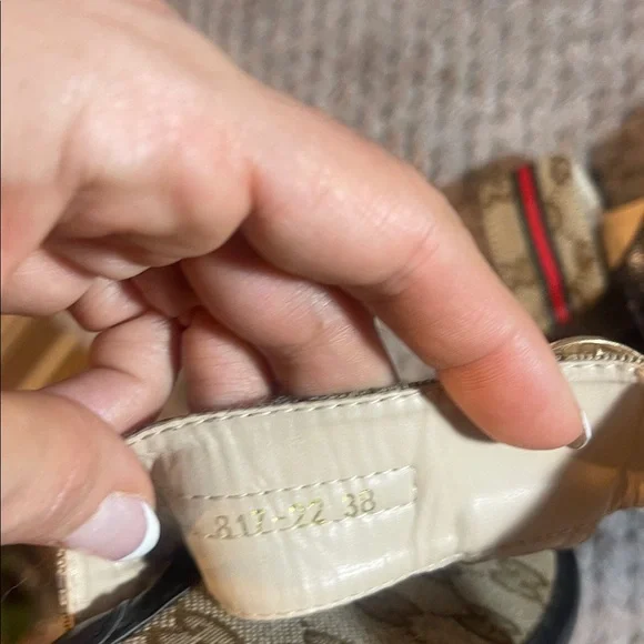 Gucci Tan and Black Logo Sandals. Size 38. - Picture 10 of 11